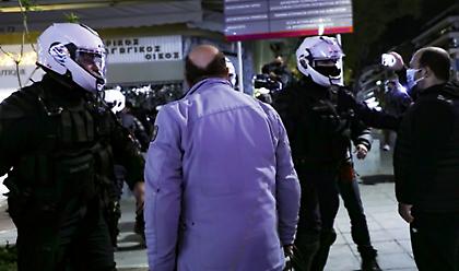 ΕΛ.ΑΣ: 16 συλλήψεις για τα επεισόδια στη Ν. Σμύρνη - Καταγγελίες πολιτών για αστυνομική βία