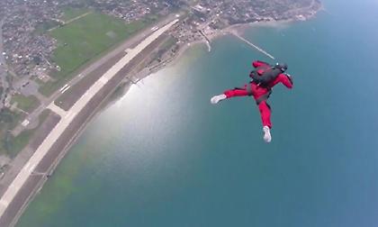 Εκπαιδευτής πιάνει στον αέρα τύπο που έκανε ελεύθερη πτώση και δεν άνοιγε το αλεξίπτωτο! (video)