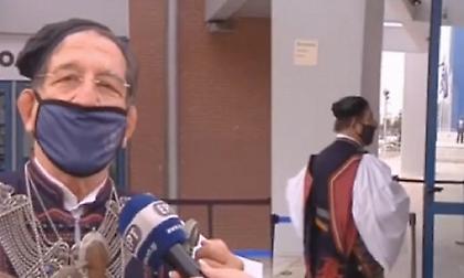 Με φουστανέλα πήγε να εμβολιαστεί ένας άνδρας στο Μαρούσι (video)