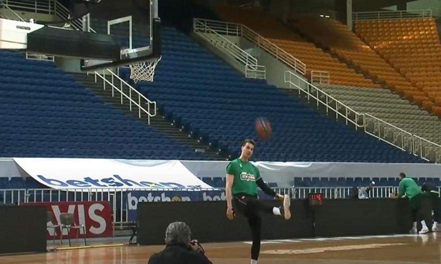 Χεζόνια: Έκανε γκελάκι με την μπάλα και χωρίς να βλέπει έβαλε καλάθι με το πόδι! (video)