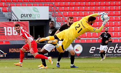 Κρατάει το μηδέν για την Ξάνθη με… αποκρουσάρα ο Ίτσο (video)