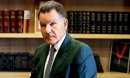 Κούγιας: «Θα μηνύσω τους αστυνομικούς αν δεν συλλάβουν τον αλήτη τον χοντρό στον πάγκο της Λαμίας»