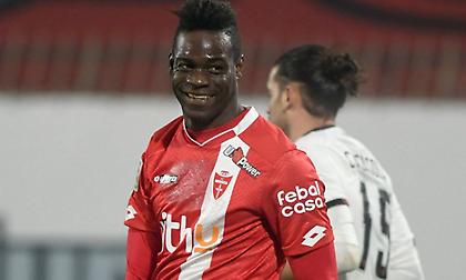 Δεν θα σοβαρευτεί ποτέ: Η φάρσα με… αυτοκόλλητα που έκανε ο Μπαλοτέλι σε συμπαίκτη του (pic)