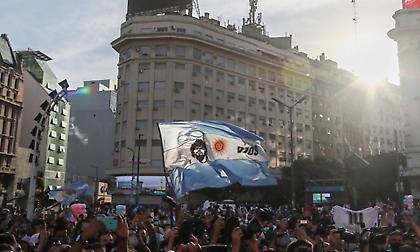 «Δικαιοσύνη για τον Ντιέγκο»: Πλήθος κόσμου στην πορεία για τον θάνατο του Μαραντόνα (vid)