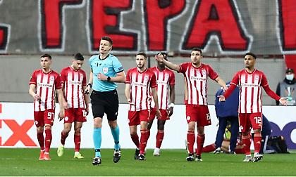 Οργή στον Ολυμπιακό για τη διαιτησία με Άρσεναλ