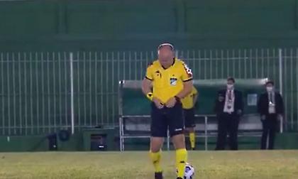 Διαιτητής στην Βραζιλία έκανε την… ανάγκη του στην σέντρα! (video)