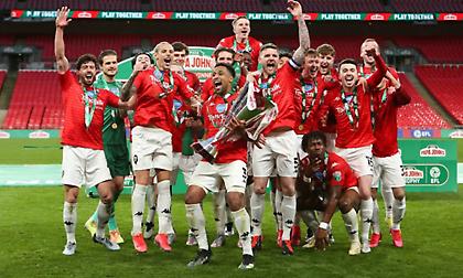 Η Σάλφορντ πήρε τον πρώτο της επαγγελματικό τίτλο αλλά θα τον κρατήσει μόνο για μία μέρα!