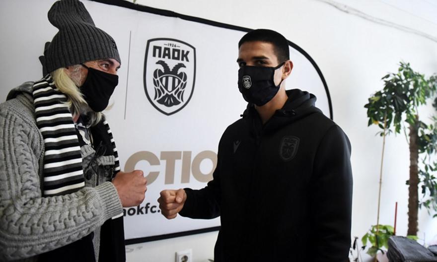 Μοίρασε φαγητό και δώρα σε άστεγους ο ΠΑΟΚ