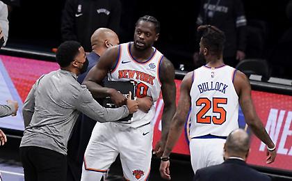 Ραντλ μαινόμενος, τον κράτησαν να μην επιτεθεί στους διαιτητές (video)