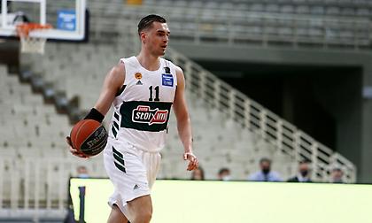 Χεζόνια μπροστά στα τρόπαια του Παναθηναϊκού: «Δεν έπαιξα ποτέ για τα λεφτά»