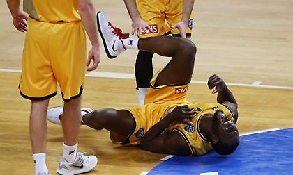 Κακοδαιμονία στην ΑΕΚ: Τραυματίστηκε και ο Μόουζες (video)