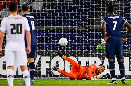 Απίστευτος Κέιλορ Νάβας: Έπιασε ξανά πέναλτι, έφτασε τα 18!