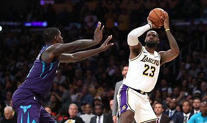 Ακάθεκτοι Λέικερς και Μπλέιζερς, καυτοί Λεμπρόν και Λίλαρντ