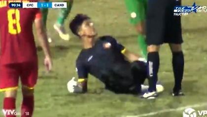 Τερματοφύλακας στο Βιετνάμ πανηγύρισε μπροστά στον διαιτητή που του σφύριξε πέναλτι