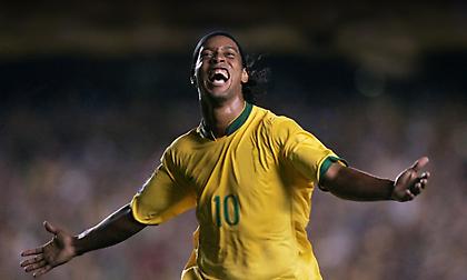 Ροναλντίνιο: Ο ποιητής του ποδοσφαίρου που έπαιζε με το χαμόγελο!