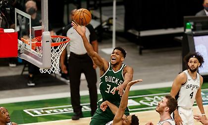 Γιάννης, κερνάει, Γιάννης πίνει και οι Μπακς νικούν