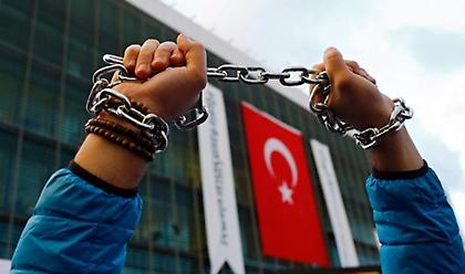 Τουρκία: Συνελήφθη με... πιτζάμες και παντόφλες ο φιλοκούρδος βουλευτής Γκεργκερλίογλου