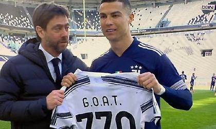 Ο Ανιέλι χάρισε φανέλα GOAT στον Κριστιάνο για τα 770 γκολ (video)