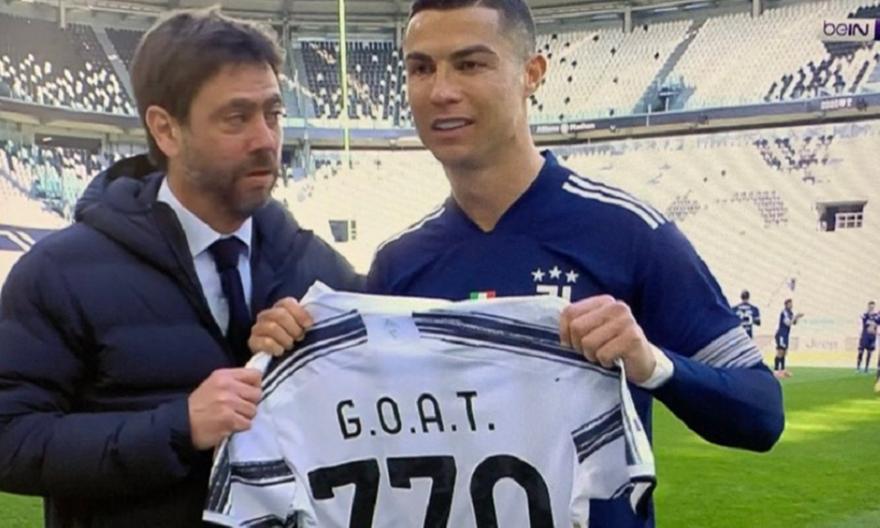 Ο Ανιέλι χάρισε φανέλα GOAT στον Κριστιάνο για τα 770 γκολ (video)