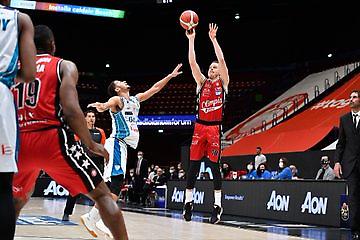 Στο ρελαντί η Αρμάνι την Καντού