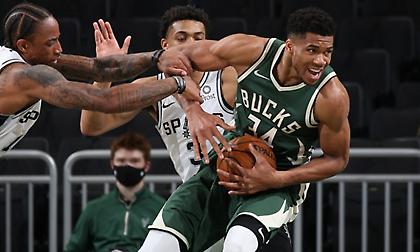 Γιάννης Αντετοκούνμπο: Αμφίβολος με Πέισερς