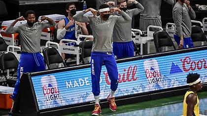 Ο Γιάννης Αντετοκούνμπο έπαθε… Θανάση στον πάγκο (video)