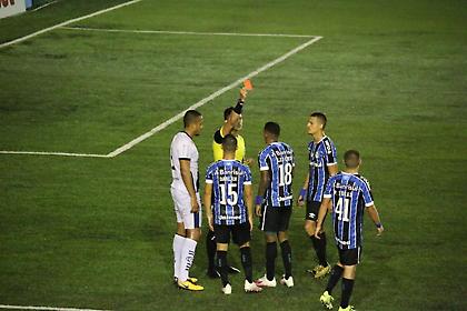 Παίκτης της Γκρέμιο αποβλήθηκε με δύο κίτρινες για θέατρο (video)