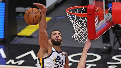 Γκομπέρ: Έσβησε τα φώτα με 9 τάπες (video)