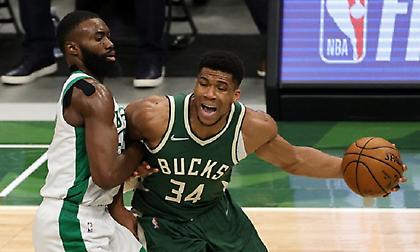 Όρθιοι οι Μπακς, στα χαμηλά ο Γιάννης