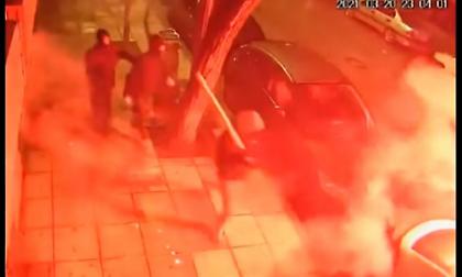 Βίντεο-σοκ από επεισόδια οπαδών στο Χαριλάου: Μάχες σώμα με σώμα και φωτοβολίδες
