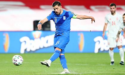 Το πέναλτι που κέρδισε ο Μασούρας και το… επιβλητικό χτύπημα του Μπακασέτα για το 1-1 της Εθνικής!