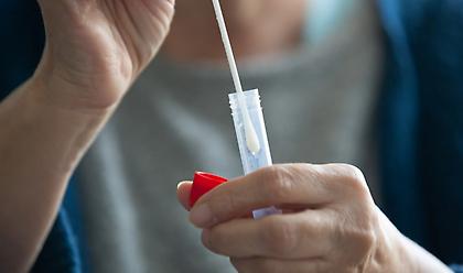 Κορωνοϊός - Self test: Τι κάνετε αν το αποτέλεσμα είναι θετικό - Αναλυτικά τα βήματα