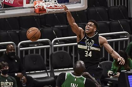 O Γιάννης έκανε poster τον «γίγαντα» Φολ στην κορυφή του Top-10 (video)