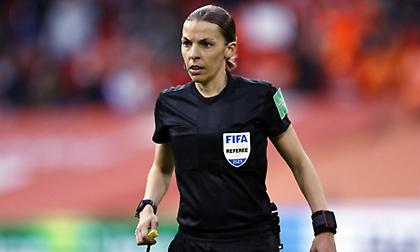 Στεφανί Φραπάρ: Η πρώτη γυναίκα διαιτητής σε προκριματικά Mundial!