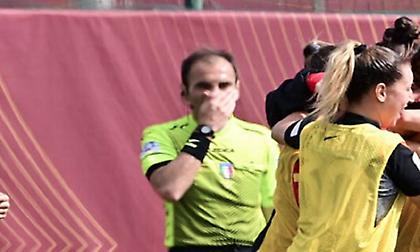 Παίκτρια της Ρόμα πέτυχε γκολάρα με ψαλιδάκι και δεν το πίστευε ούτε ο βοηθός! (pics & vid)