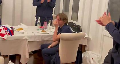 Έκλαψε ο Μόντριτς στο standing ovation των συμπαικτών του στην Κροατία (video)