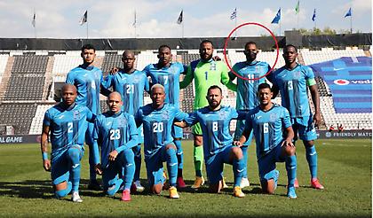 Απίστευτο: Ο Μπένγκστον της Ονδούρας αγωνίζεται με μάσκα! (video)