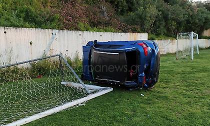 Απίστευτο: Αυτοκίνητο έπεσε μέσα σε γήπεδο στην Κρήτη (pics)