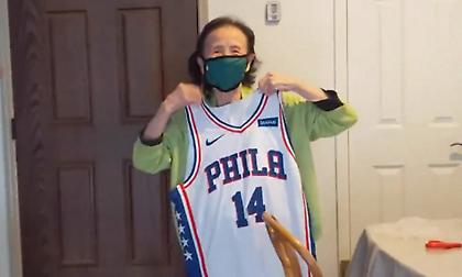 Ο Ντάνι Γκριν χάρισε τη φανέλα του σε μια 95χρονη fan του!