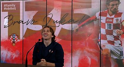 Απίθανη έκπληξη στον Μόντριτς: Αντί για δημοσιογράφους τον «ανέκριναν» συγγενείς και φίλοι!