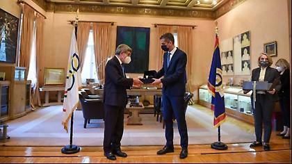 Tο Μετάλλιο της Πόλης των Αθηνών στον Τόμας Μπαχ από τον Δήμαρχο Αθηναίων