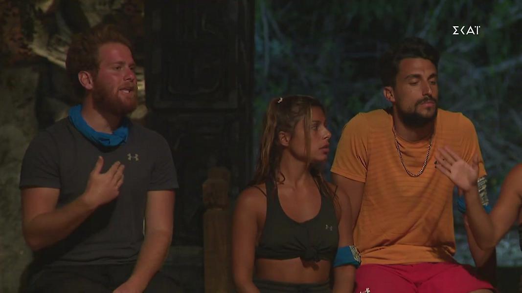 Survivor: Μαλλιά-κουβάρια Μπλε και Κόκκινοι στο συμβούλιο