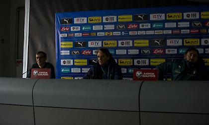 Συνέντευξη Τύπου με κλειστά φώτα για τον Μαντσίνι (pics)