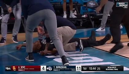 Σοκ με την κατάρρευση διαιτητή σε αγώνα NCAA