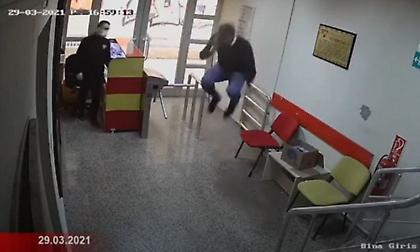 Τούρκος ποδοσφαιριστής χοροπηδάει σαν παιδί από τη χαρά του όταν μαθαίνει ότι κλήθηκε στην εθνική!