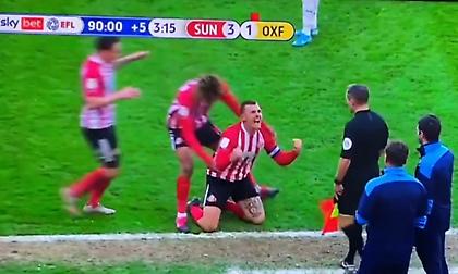 Πλακώθηκε με τον αντίπαλο προπονητή και μετά πανηγύρισε… προκλητικά γκολ μπροστά του! (video)