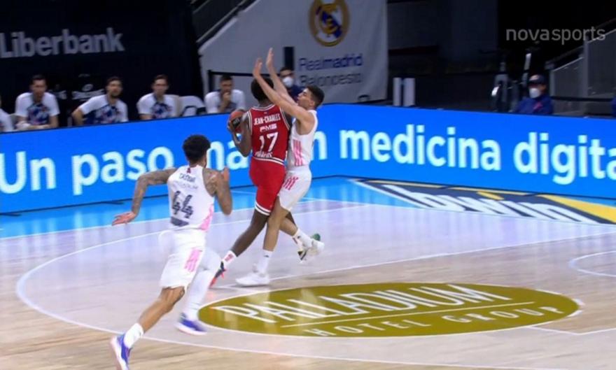 Απόρησε με το επιθετικό φάουλ που του δόθηκε ο Ζαν Σαρλ (video)