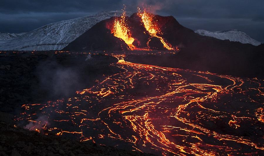 Lord of the Rings στην Ισλανδία: Απόκοσμες εικόνες με ποτάμια λάβας από την έκρηξη ηφαιστείου (vid)