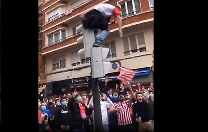 Η απόλυτη τρέλα: Οπαδός της Μπιλμπάο ανέβηκε σε κολώνα και πήδηξε στο... πλήθος! (video)