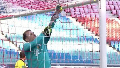 Ο Νόιερ μπάλωσε την τρύπα στα δίχτυα με μια... πετσέτα! (vid/pics)